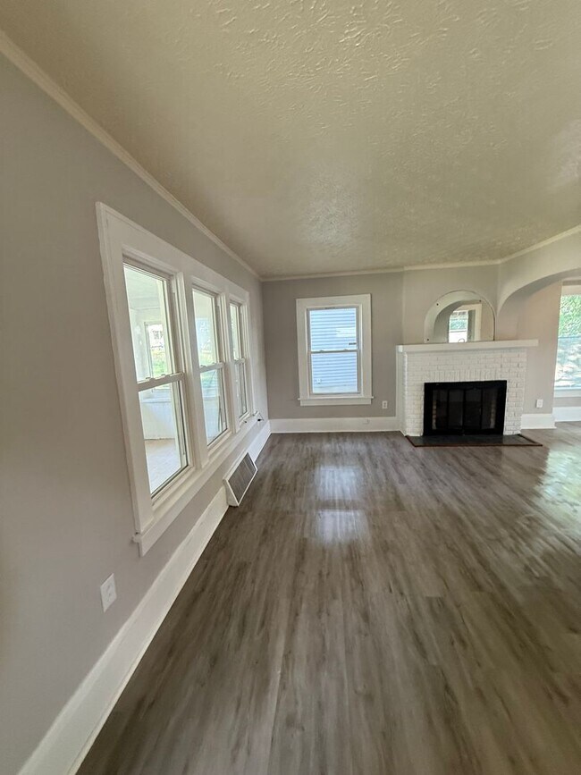 Building Photo - Coming Soon! Section 8 Accepted! Newly Ren...