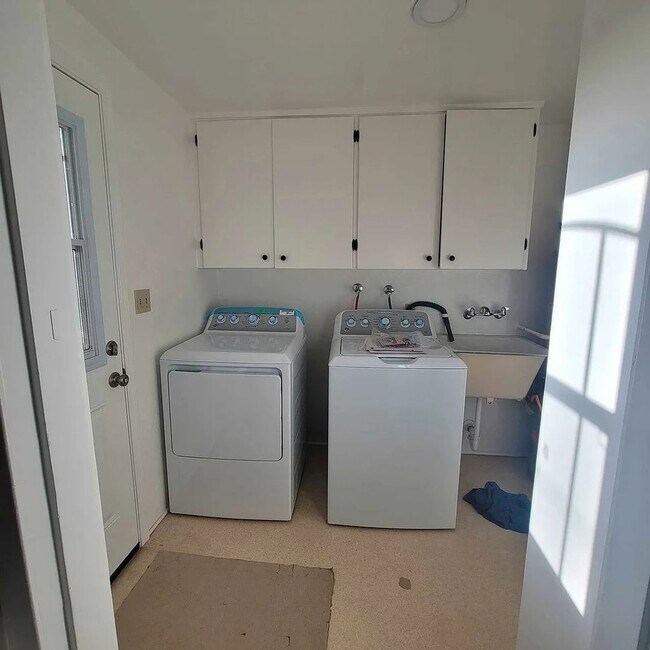 Building Photo - Charming Single Story Home Near Hancock College with One Car Garage