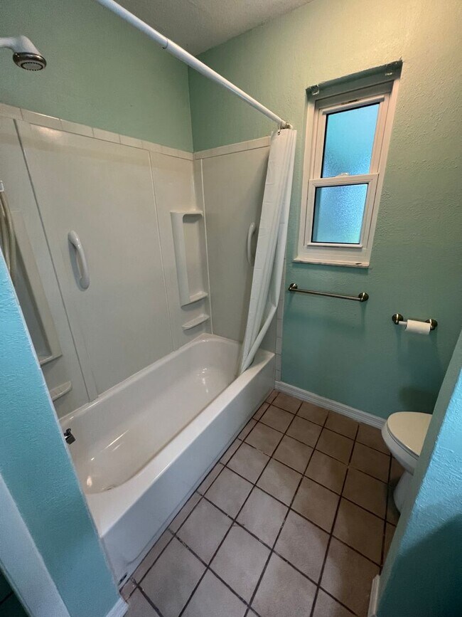 Building Photo - Annual ** Newly Renovated ** 3 Bedroom / 2...