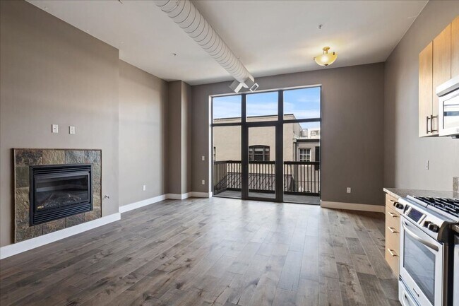 Building Photo - 1 Bedroom, 1 Bath Condo in the Heart of Do...