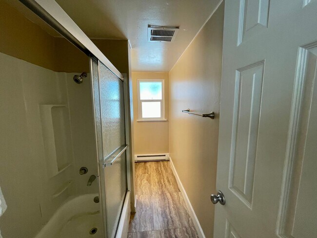 Building Photo - LOWER SOUTH HILL ONE BED NEAR HUCKLEBERRY'...