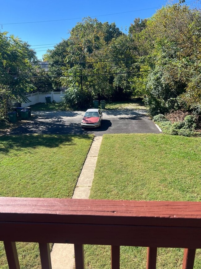 Building Photo - Huge 1 Bedroom Apartment, in the Near west End with an extra den space!