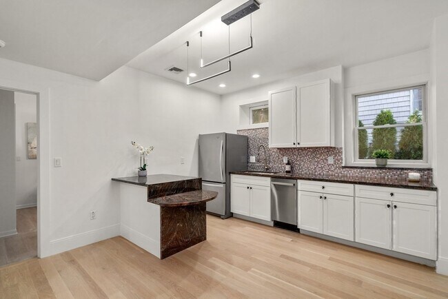 Building Photo - 89 University Rd