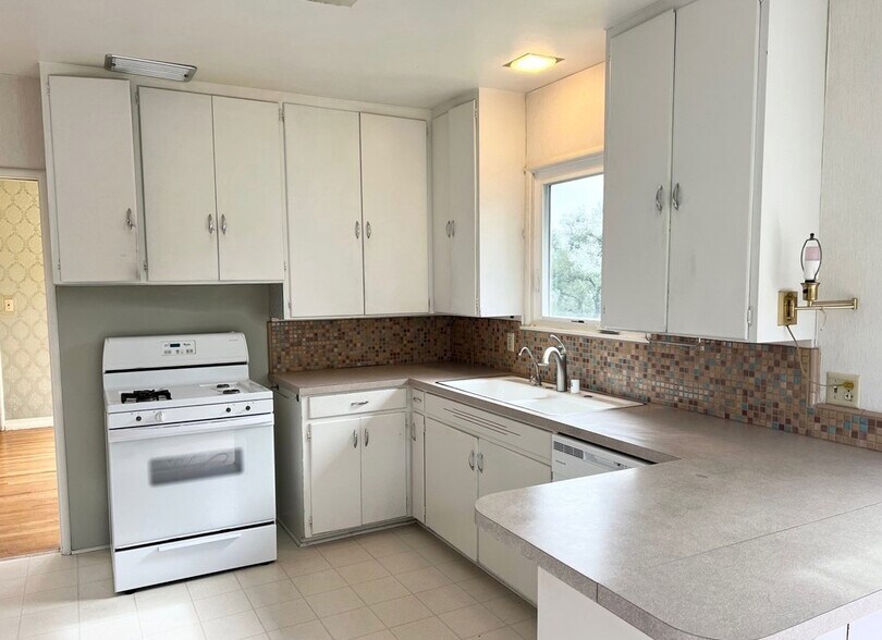 Building Photo - 15 Hillcrest Dr