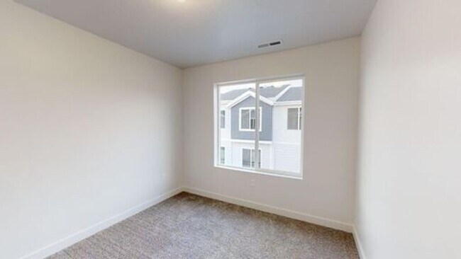 Building Photo - LUXURY TOWNHOME IN OREM!!!