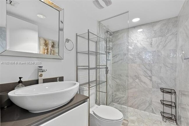 Building Photo - 9821 E Bay Harbor Dr