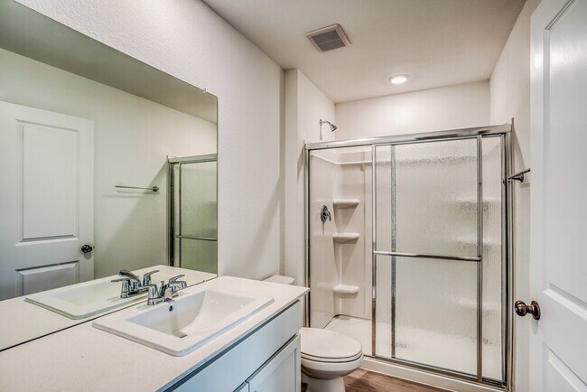 Building Photo - 2300 Plantation Dr