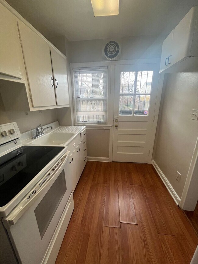 Building Photo - 409 Laverne Ave