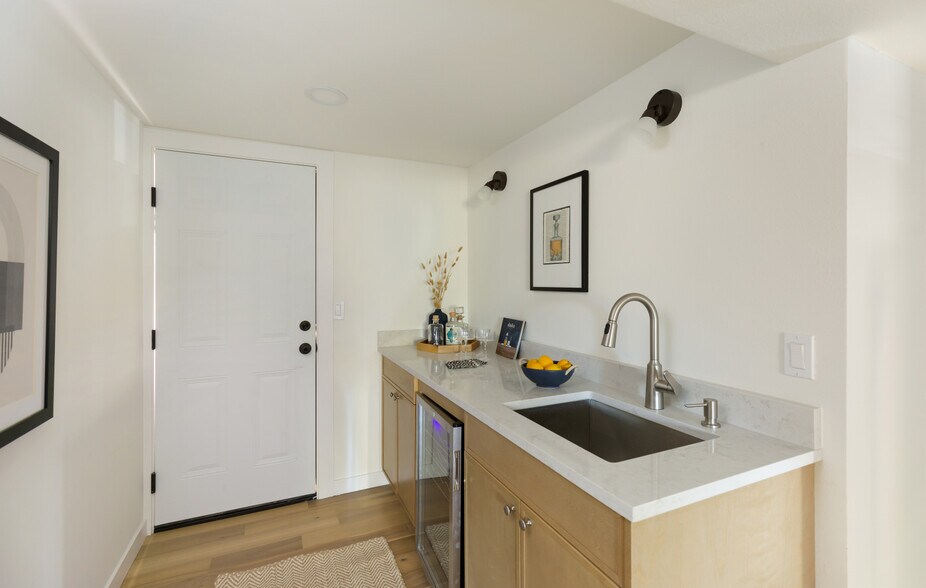 Downstairs Wet-bar - 3430 39th Ave W