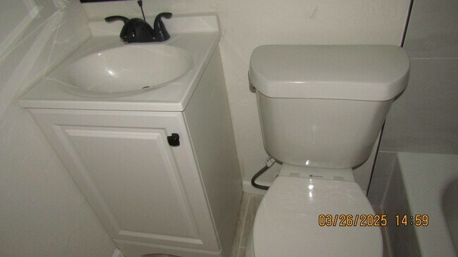 Building Photo - Newly renovated! Pet Friendly!