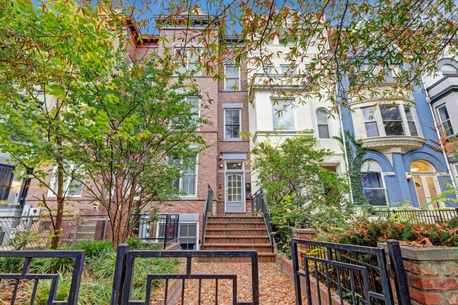 Primary Photo - 1346 Kenyon St NW