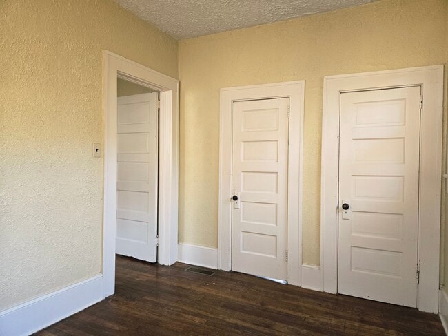 Building Photo - 12 E Chestnut St