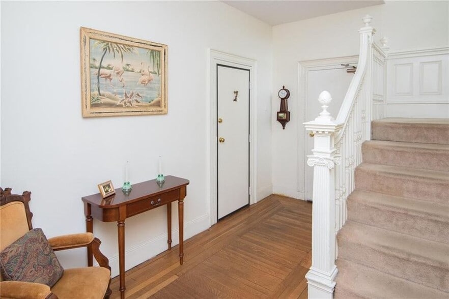 Foyer - 273 Bowen St