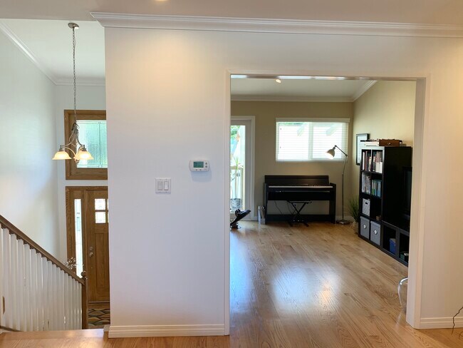 Building Photo - 15 Oaktree Ln