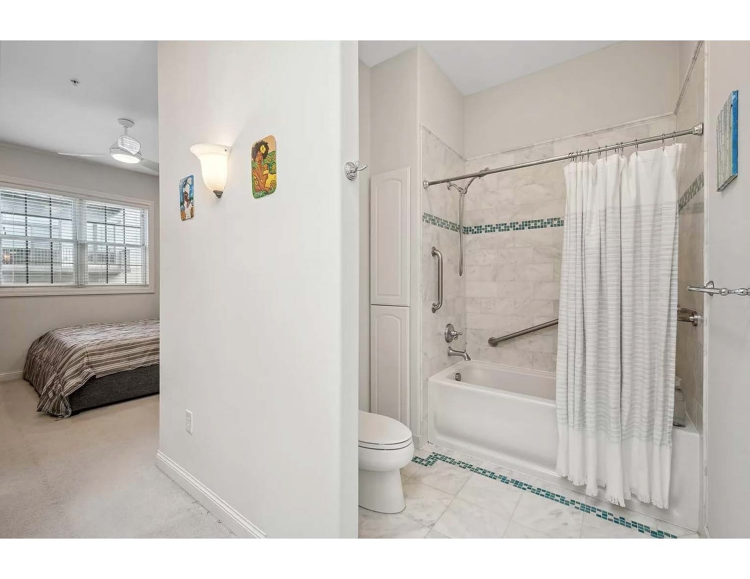 ensuite full bathroom with skylight - 3125 Inglewood Ave S