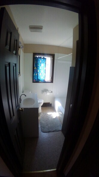 Upper bathroom - 1536 Linden St