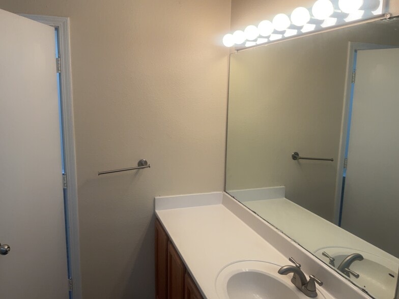 Building Photo - 10400 Calle Chulita NW