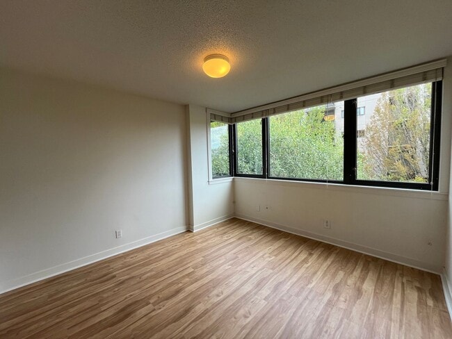 Building Photo - 1Bd/1Ba Home in Goose Hollow neighborhood ~ Secured Garage Parking and Additional Storage Unit!!!