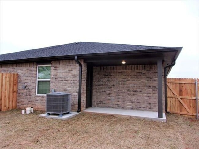 Building Photo - 3 Bed 2 Bath 2 Car Duplex in Chisholm Creek NW OKC