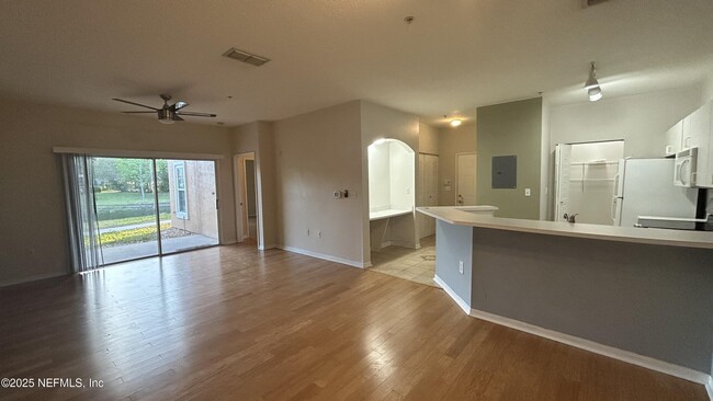 Building Photo - 610 Fairway Dr