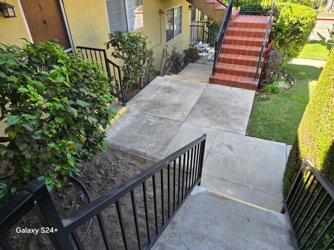 Building Photo - 1570 N Verdugo Rd