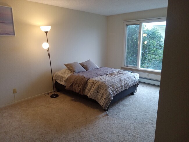 Building Photo - 1300 W 7th Ave