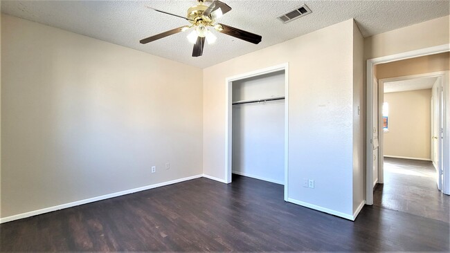 Building Photo - Fabulous home in lovely, convenient neighborhood