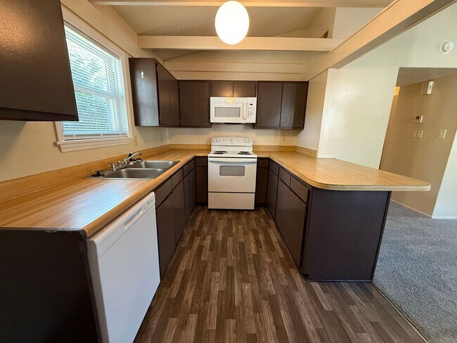 Building Photo - 133 Village Cir