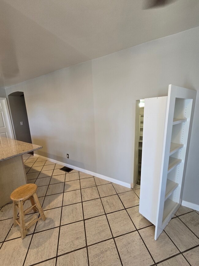 Building Photo - 833 Skyland Dr