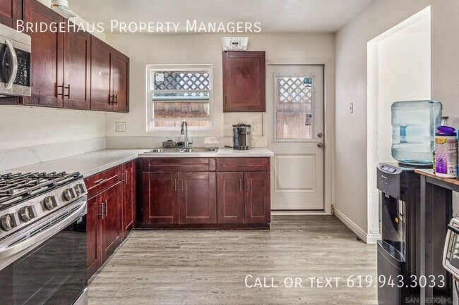 Building Photo - **$500 OFF FIRST MONTH'S RENT** Convenient...