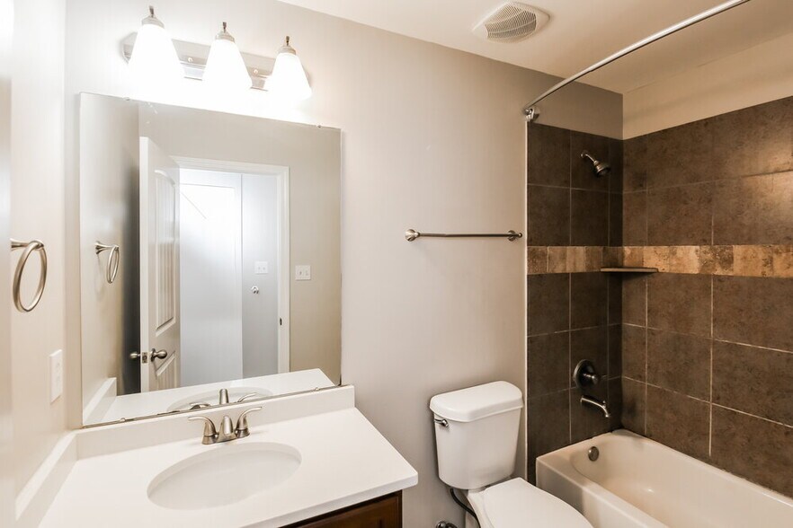 Building Photo - 7400 Brentridge Dr