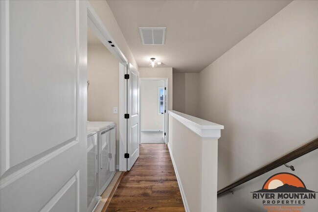 Building Photo - Charming Townhome with Garage and Bonus Room