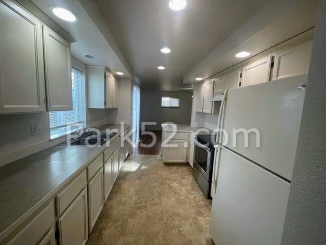 Building Photo - 4 Bedroom 2.5 Bathroom Single Family Home in Tacoma!