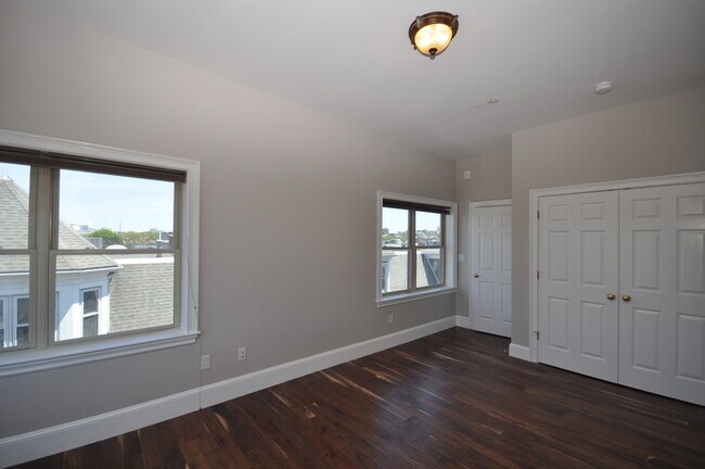 Building Photo - 120 W 7th St