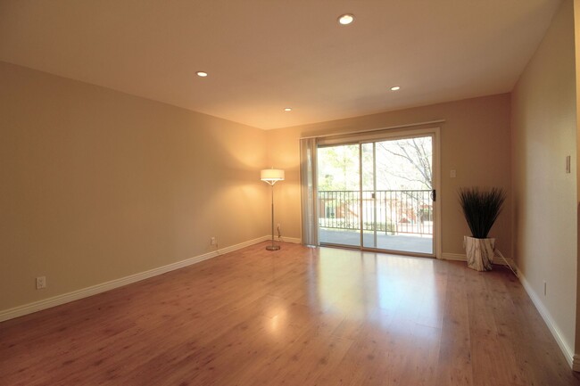 Building Photo - 1 Bedroom Condo For Lease in Fullerton