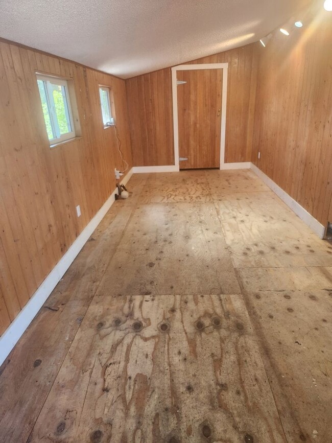 Building Photo - Beautiful 3 Bedroom/1 bathroom home with a...