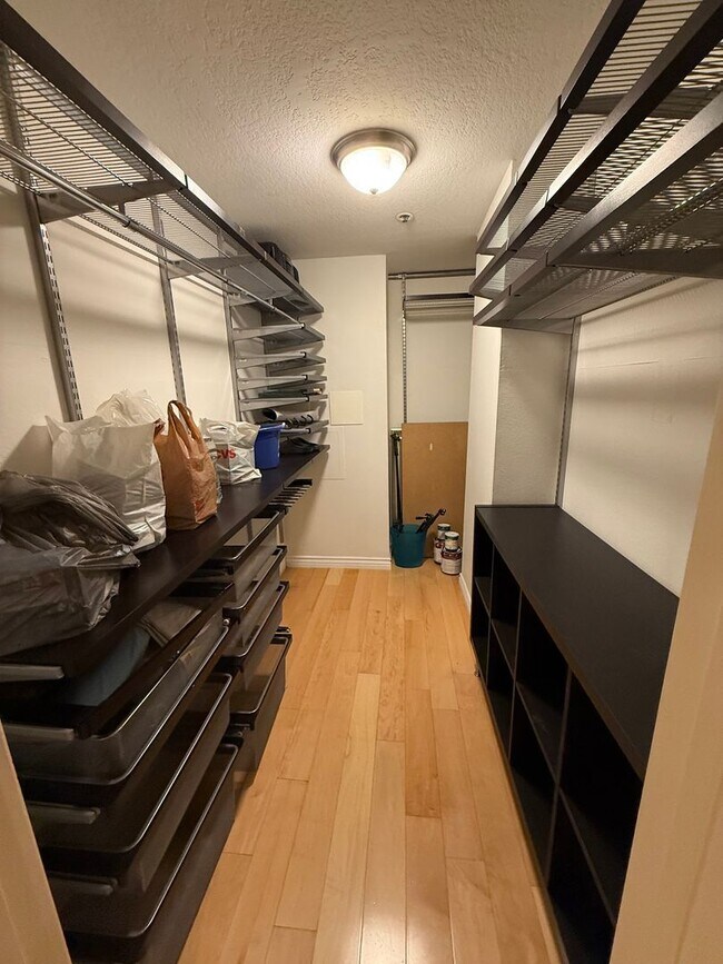 Building Photo - 2bed 2bath in the Heart of Los Angeles