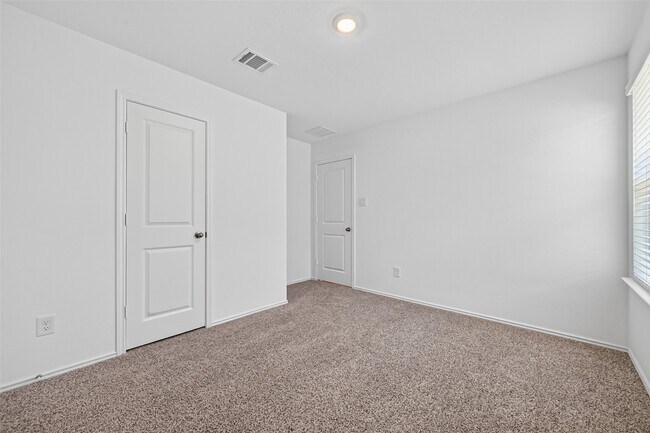 Building Photo - 3030 Lake Crest Dr