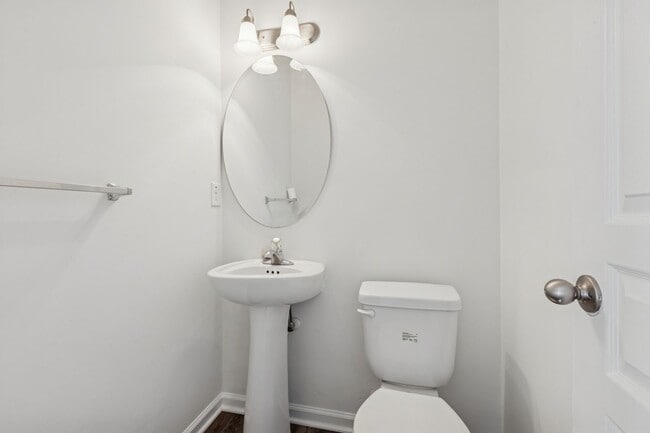 Building Photo - Suffolk Condo- Ready for move in