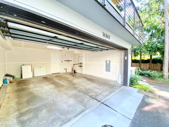 Building Photo - Built in 2017 – Stunning Modern Home for R...