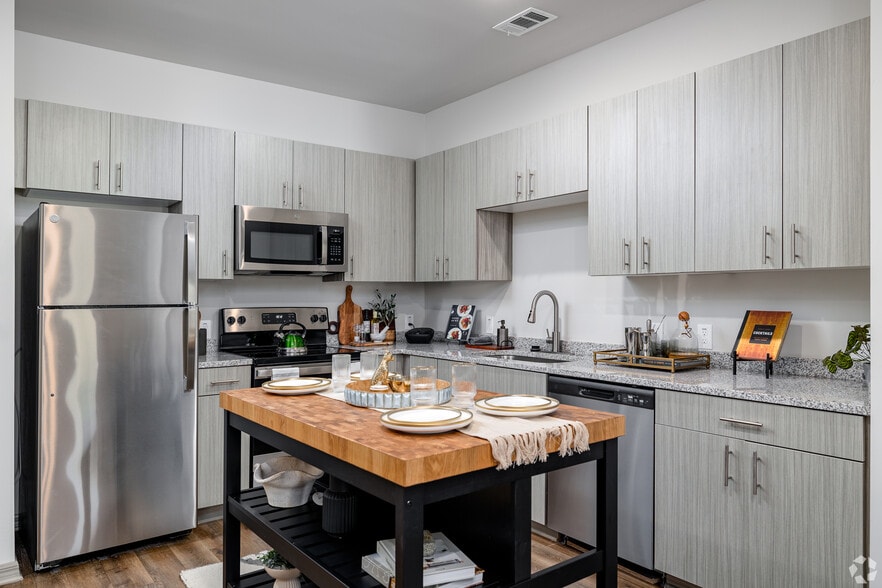 1BR, 1BA - 829SF - Kitchen with Island - Sweetwater Vista