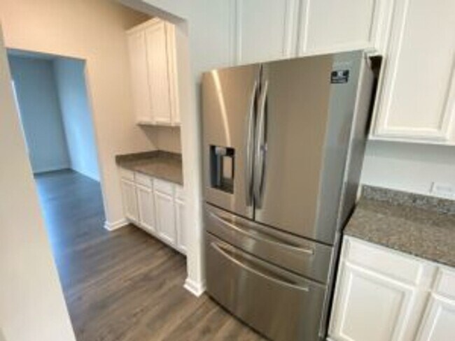 Building Photo - Like New in Longview!