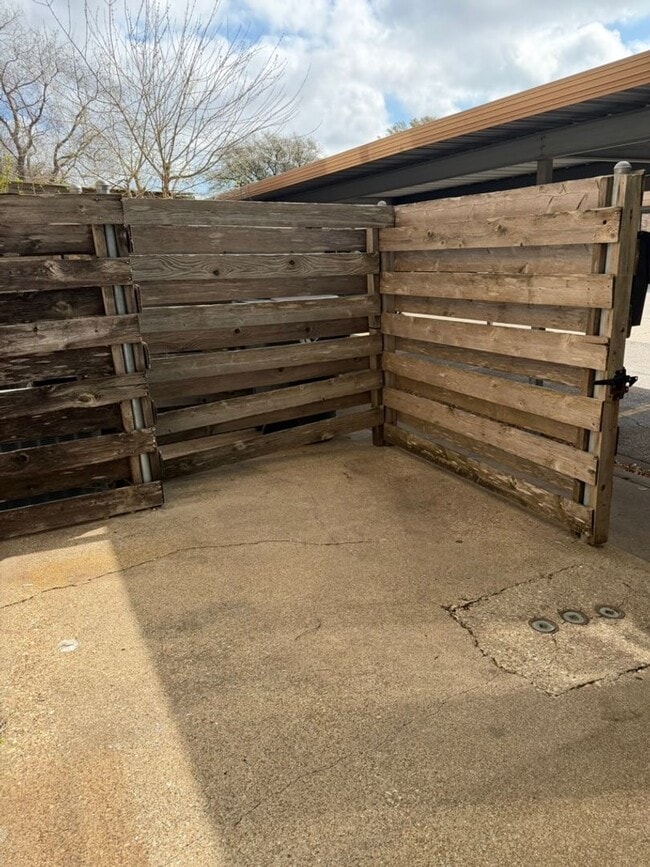 Building Photo - Conveniently Located 2 Bedroom Unit