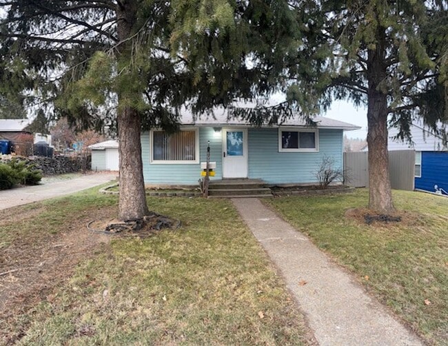 Building Photo - $1,950 / - 1800ft2 - 4BR, 2BA Cute North side house #1511  (6003 N Belt, Spokane Wa. 99205