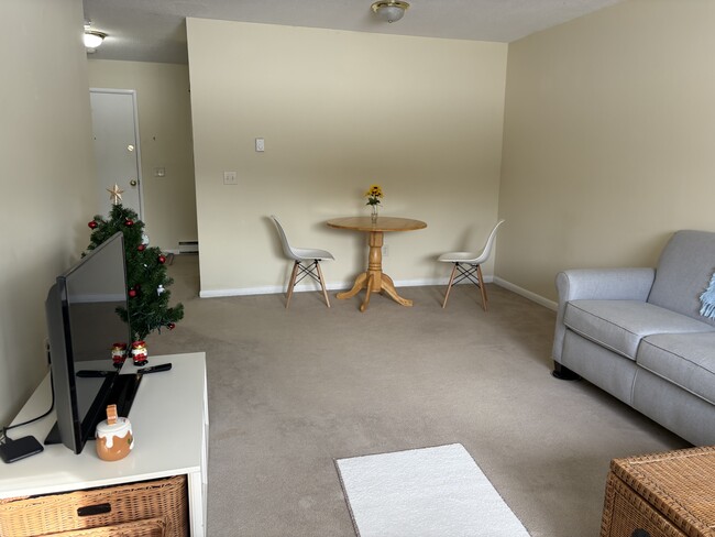 Building Photo - 66 Mayflower Ave