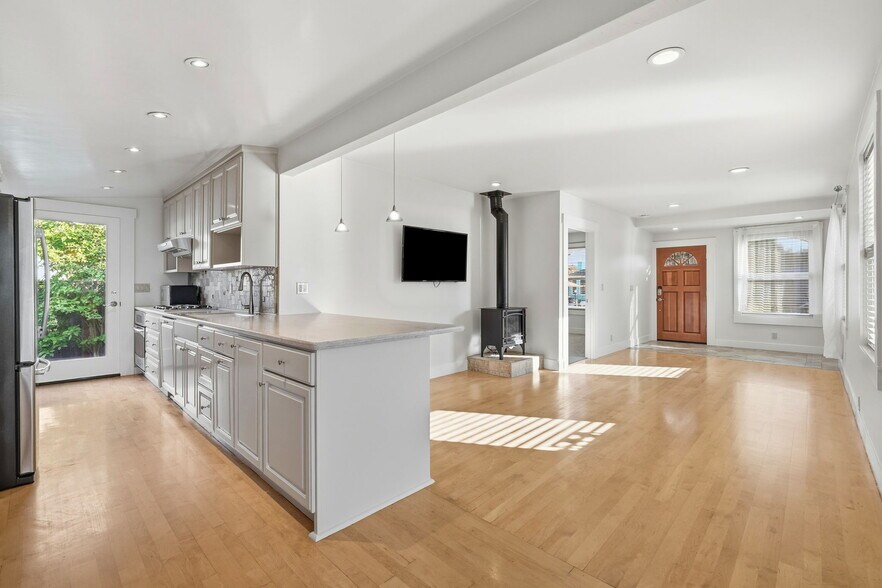 Building Photo - 603 Poplar Ave