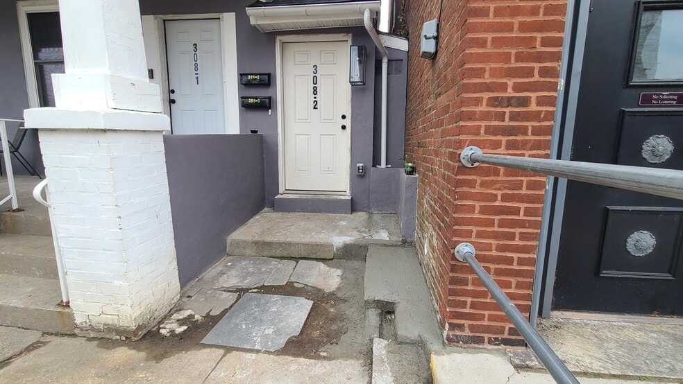 Front entrance to 2nd floor apt - 308 King St