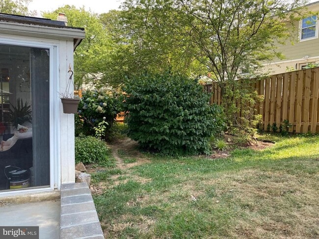 Building Photo - Show stopper