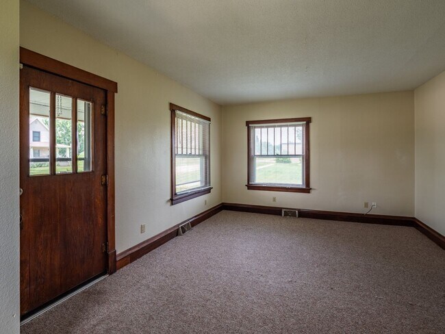 Building Photo - Welcome to ECoe House!