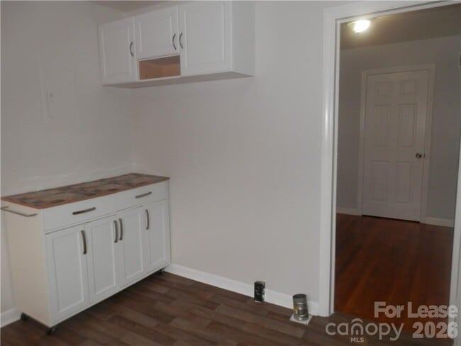 Building Photo - 2827 Burbank Dr